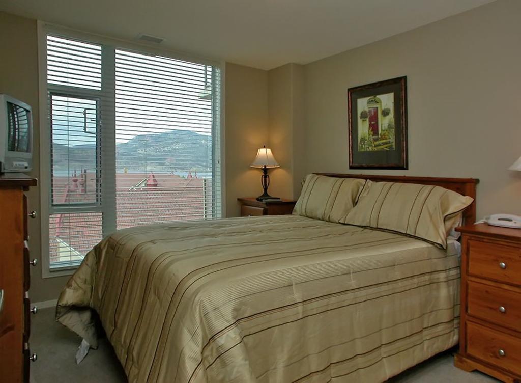 Sunset Waterfront Resort By Kelownacondorentals エクステリア 写真