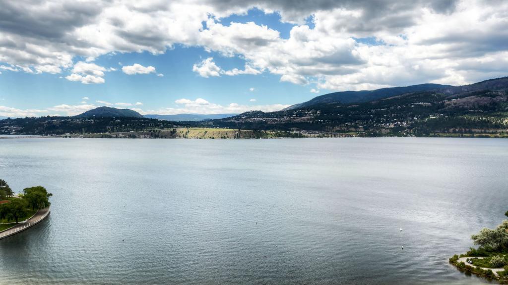 Sunset Waterfront Resort By Kelownacondorentals エクステリア 写真