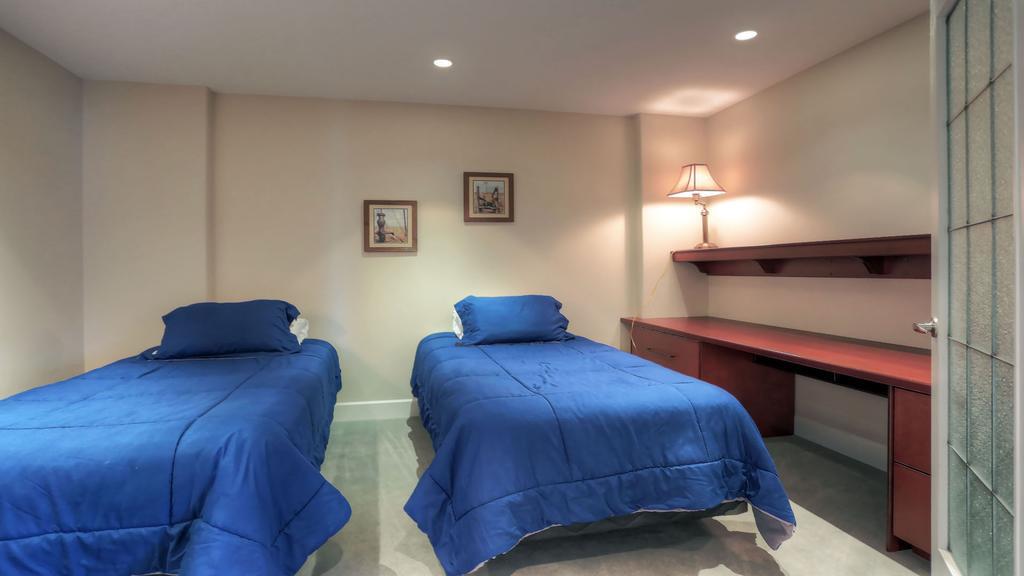 Sunset Waterfront Resort By Kelownacondorentals エクステリア 写真