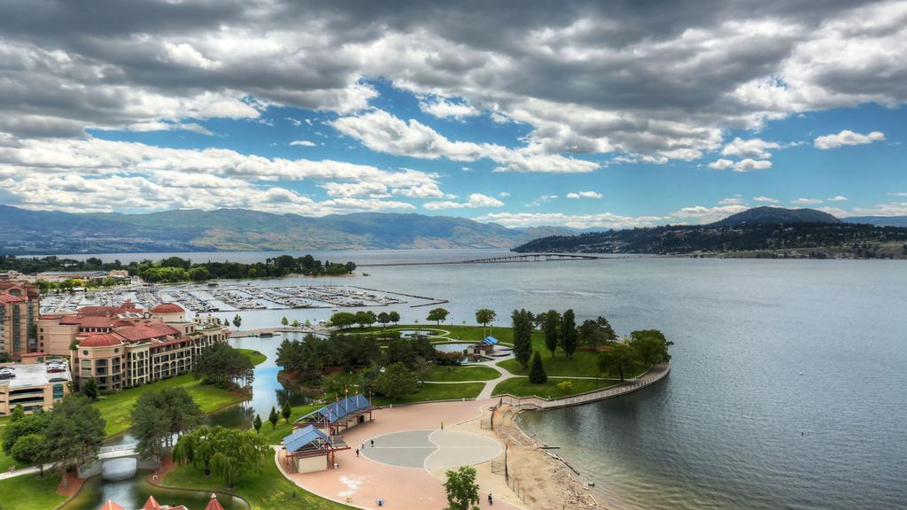 Sunset Waterfront Resort By Kelownacondorentals エクステリア 写真